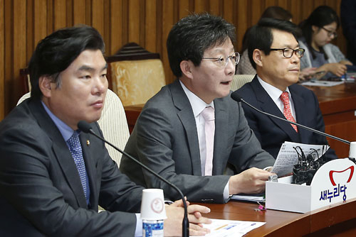 새누리당 유승민 원내대표가 19일 오전 국회에서 열린 원내대책회의에서 모두 발언을 하고 있다. 연합뉴스