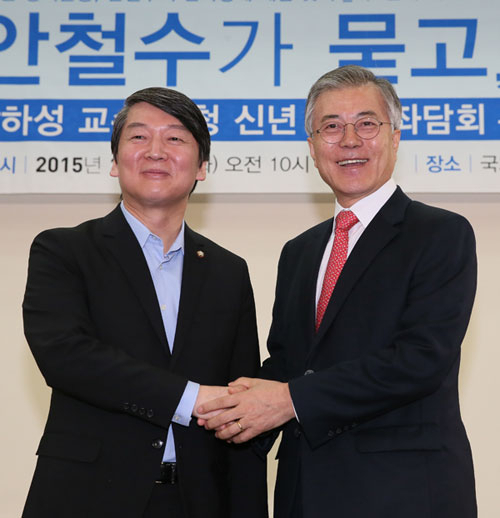 새정치민주연합 당대표 후보인 문재인 의원과 안철수 전 공동대표가 13일 국회 의원회관에서 안철수 의원 주최로 열린 장하성 교수 초청 신년 특집 좌담회 