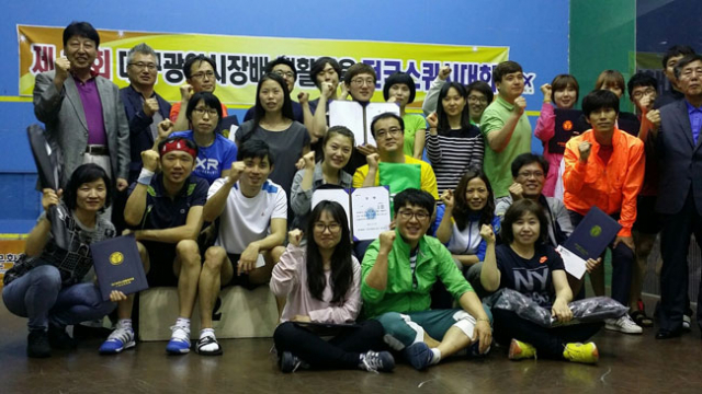 17일 대구 미광스포렉스 스쿼시장에서 열린 제13회 대구시장배 생활체육 전국스쿼시대회 입상자들이 시상식 뒤 포즈를 취했다. 대구시스쿼시연맹 제공