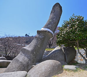 다산과 풍요를 상징하는 암수바위, 마을 어르신들은 미륵바위라고 부르는 신성한 곳이다.