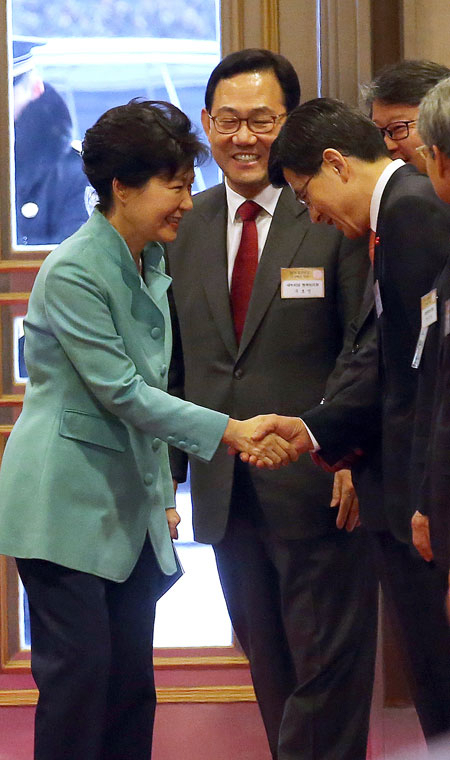 박근혜 대통령이 21일 새 국무총리 후보자에 황교안(58) 법무부 장관을 지명했다. 박근혜 대통령이 지난 1월 21일 오전 청와대에서 열린 