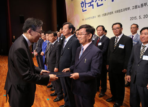 대구 달성군에 소재한 LED조명기업 ㈜테크엔의 이영섭(57) 대표가 산업포장을 받았다. 달성군 제공