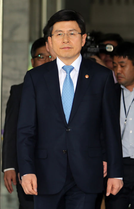 황교안 신임 국무총리 후보자가 21일 정부 과천청사 법무부를 나서며 취재진의 질문에 답하고 있다. 2015.5.21 연합뉴스