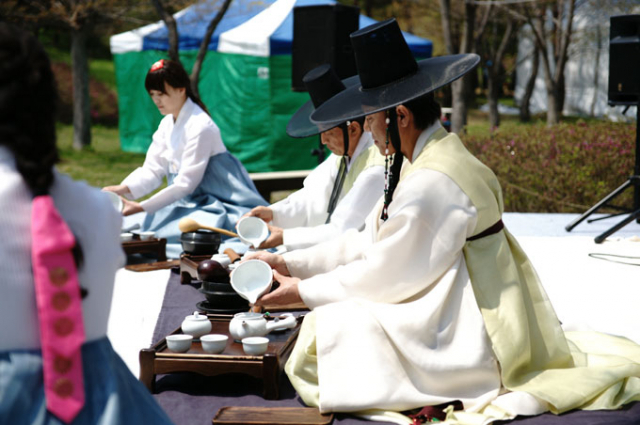 사진. 지난 2013년 선비문화축제장에서 선비들이 다도시연을 하고 있다. 매일신문 D/B