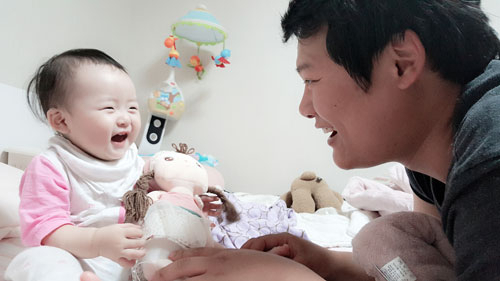 최근 직장인 이호성(30) 씨는 주말마다 즐기던 오토바이 라이딩도 포기할 정도로 8개월 된 딸 키우는 재미에 빠져 시간가는 줄 모른다.