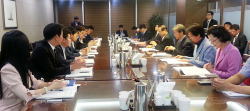 대구시는 22일 국회 의원회관에서 내년도 국비지원 예산 확보를 위한 국회의원 보좌진 간담회를 개최했다. 참석자들이 예산수요 상황을 점검하고 있다. 유광준 기자 june@msnet.co.kr