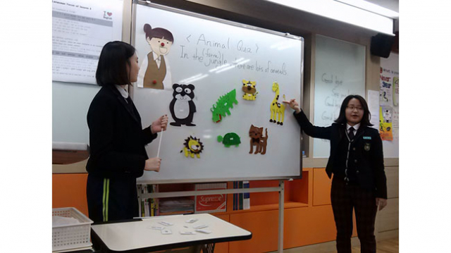북인천여중의 아동영어교육체험 동아리 수업 모습.