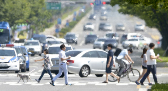 사진. 25일 대구 낮 최고기온이 33도까지 치솟은 가운데, 대구와 경북 일부 지역에 올해 첫 