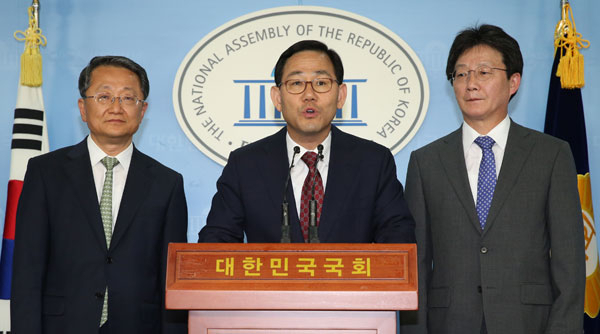 국회 예결위원장을 두고 김재경 의원과 경쟁을 벌이던 새누리당 주호영 의원이 김 의원에게 양보한 뒤 25일 오후 국회에서 소감을 말하고 있다. 왼쪽은 위원장에 내정된 김재경 의원. 오른쪽은 유승민 원내대표