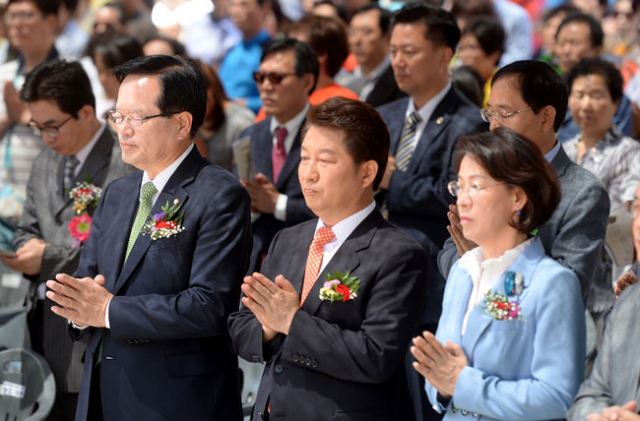 25일 오전 대구 동구 팔공총림 동화사에서 열린 봉축 법요식에 참석한 정의화(왼쪽) 국회의장, 권영진(가운데) 대구시장, 이인선(오른쪽) 경제부지사가 합장을 하고 있다. 김영진 기자 kyjmaeil@msnet.co.kr