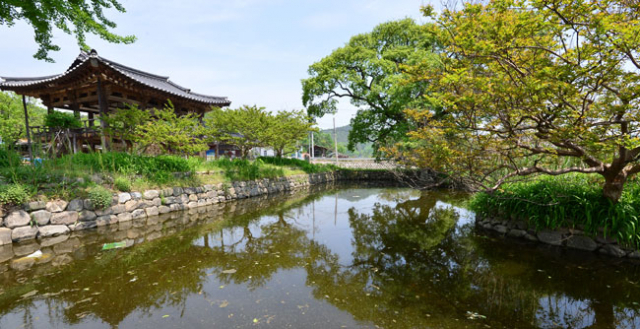방초정. 연안 이씨 문중 정간공 후손들이 살고 있는 상원마을 입구에 자리하고 있다. 임진왜란 당시 정절을 지키고자 스스로 목숨을 끊은 부인 화순 최씨를 기리고자 이정복이 지었다고 전해온다. 정운철 기자
