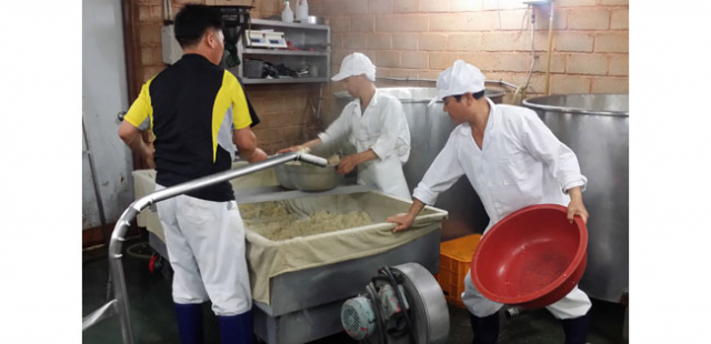 직원들이 막걸리 제조에 여념이 없다. 100% 친환경쌀로 만든 만복탁배기는 막걸리 찌꺼기도 많이 나온다.