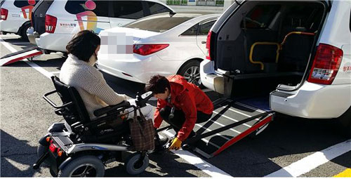 장애인 이용객이 동행콜에 탑승하고 있다. 포항시시설관리공단 제공