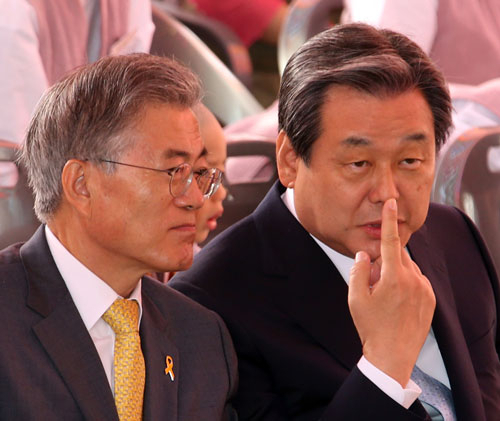 새누리당 김무성 대표와 새정치민주연합 문재인 대표가 25일 오전 서울 조계사 대웅전 앞에서 열린 불기 2559년 봉축 법요식에 참석, 대화하고 있다. 연합뉴스