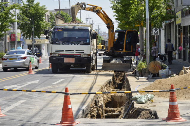 26일 대구 남구 대명동 성명119안전센터 부근 도로에서 도시가스 관로공사가 진행되고 있다. 이곳은 지난해에 환경정비공사를 위해 보도블록 교체와 아스팔트 포장 공사를 했던 곳이어서 탁상행정이라는 논란이 일고 있다. 성일권 기자 sungig@msnet.co.kr