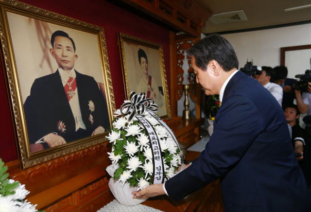 새누리당 김무성 대표가 26일 오후 경북 구미시 상모동 박정희 전 대통령 생가를 찾아 박 대통령 영전에 헌화하고 있다. 김 대표는 이날 구미상공회의소에서 열린 