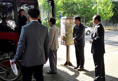 최근 대구 북구 칠곡에서 열린 한 행사에 서상기 새누리당 의원과 주성영 전 의원이 나란히 인사하고 있다. 가운데 은회색 정장을 입은 사람이 서 의원, 맨 오른쪽은 주 전 의원.