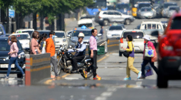 대구 도심이 때 이른 불볕더위로 달아오르고 있다. 26일 오후 대구 낮 최고기온이 34.5℃까지 오르면서 지열로 인한 더운 열기가 도심을 가득 채우고 있다. 대구기상대는 34도를 넘나드는 불볕더위가 이번 주 내내 이어질 것으로 예보했다. 김영진 기자 kyjmaeil@msnet.co.kr