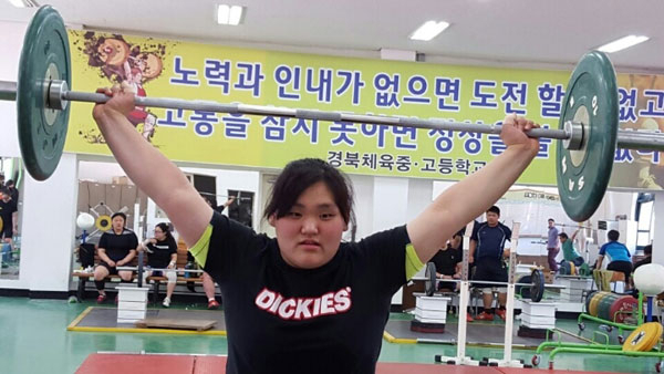 역도 여중부 75kg 이상급에서 3관왕을 노리는 경북체중 이선미. 경북체중 제공