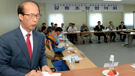 27일 오후 대구 동구 불로동 한국도로공사 현장사무실에서 대구 4차 순환도로 동구 측백수림 인접통과 구관에 대한 갈등조정협의회가 열린 가운데 한 주민이 도로공사의 계획에 반발하며 회의 중 퇴장하고 있다. 김영진 기자 kyjmaeil@msnet.co.kr