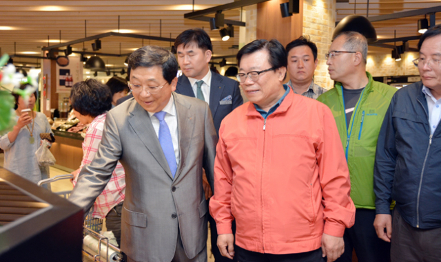 이동필(오른쪽 앞줄 첫 번째) 농림부장관이 대백프라자를 찾아 6차산업 우수상품관을 둘러보고 있다. 대구백화점 제공