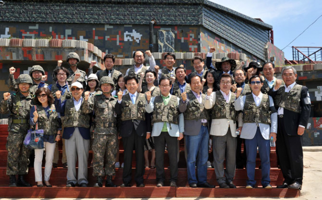 민리민안국민연합 재외동포협의회가 26일 제21보병사단(백두산 부대)을 위문방문했다. 30여 명의 방문단이 찾은 가칠봉 OP. 육군 제21보병사단 제공