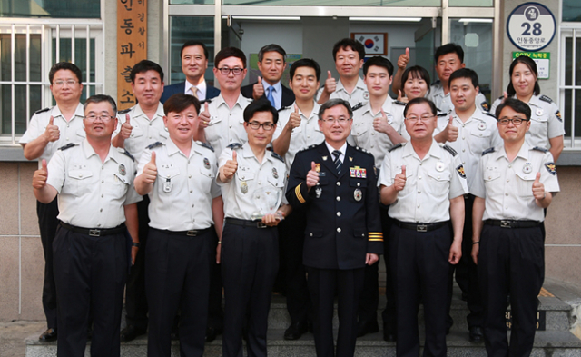 김치원 경북경찰청장(사진 앞줄 왼쪽네 번째)와 구미 인동파출소 순찰 4팀.