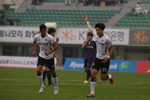 대구FC의 루키 류재문(오른쪽)이 30일 안양종합운동장에서 열린 FC안양과의 경기에서 선제골을 터뜨리고 나서 환호하고 있다.