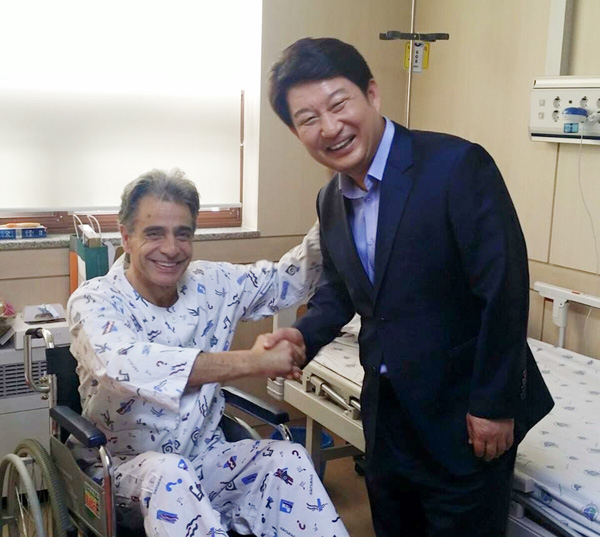 권영진 대구시장이 1일 병원에 입원 중인 대구시향 상임지휘자 코바체프를 찾았다. 코바체프는 \