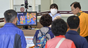 1일 대구국제공항 입국장에서 중국 상하이에서 온 승객들이 검역소 직원의 안내에 따라 발열 감지기를 통과하고 있다. 이날까지 국내 메르스 확진 환자가 18명으로 늘어난 가운데 대구시와 경북도는 격리 병상 확충에 나서는 등 메르스 확산과 관련해 촉각을 곤두세우고 있다. 우태욱 기자 woo@msnet.co.kr