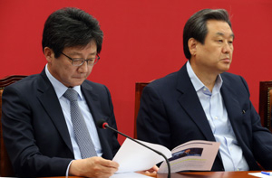 1일 오전 국회에서 열린 새누리당 최고위원회의에서 유승민 원내대표가 회의 도중 보도된 