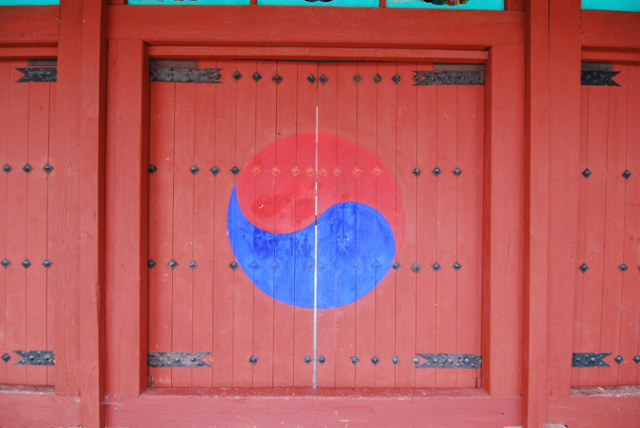 대구향교 대문의 태극 문양.