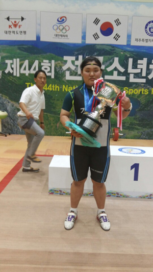 1일 열린 제44회 전국소년체전 역도 여중부 75kg 이상급에서 3관왕에 오른 이선미가 시상식 뒤 포즈를 취했다. 경북체중 제공