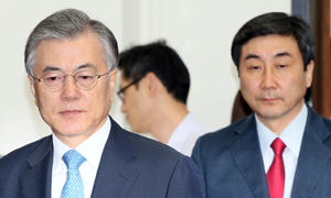 새정치민주연합 문재인(왼쪽) 대표, 이종걸 원내대표가 1일 국회에서 열린 최고위원회의에 참석하기 위해 입장하고 있다. 연합뉴스
