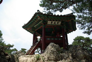 삼천궁녀 역사 왜곡의 현장인 낙화암과 백화정.