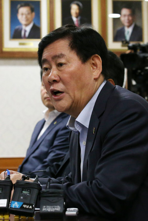 중동호흡기증후군으로 인한 사망자가 2명 발생한 2일 오전 정부서울청사에서 열린 메르스 관련 관계장관회의에서 최경환 국무총리 직무 대행이 모두발언을 하고 있다. 연합뉴스