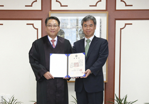 2일 대구지방법원으로부터 명예법관 및 명예홍보대사 위촉장을 받은 노석균(왼쪽) 영남대 총장이 조해현 법원장과 기념촬영을 하고 있다. 영남대 제공