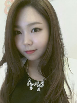 둥근 얼굴형은 롱헤어로 웨이브를 주면 얼굴이 갸름해 보이는 효과를 거둘 수 있다. 일반적으로 둥근형의 얼굴엔 각진 눈썹이 훨씬 어울린다.(작은 사진) 수203 뷰티 제공