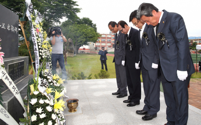 이서중학교 6·25 참전 전몰 학도병 추모식이 2일 교내에 마련된 6·25 참전비 앞에서 거행됐다. 이서중 제공