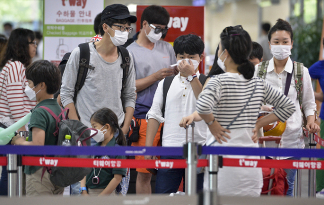 메르스가 확산되는 가운데 3일 대구국제공항 여행객 상당수가 마스크를 착용하고 있다. 우태욱 기자 woo@msnet.co,kr
