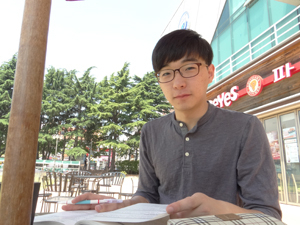 천안함 폭침 생존자인 전환수(27) 씨가 학교 카페에서 공부하고 있다. 이화섭 기자