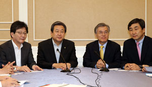 7일 오전 국회에서 열린 메르스 대책 마련을 위한 여야 4+4회담에서 참석자들이 회담하고 있다. 왼쪽부터 새누리당 유승민 원내대표, 김무성 대표, 새정치민주연합 문재인 대표, 이종걸 원내대표. 연합뉴스