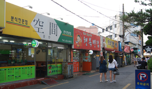 동성로 통신골목 뒤편 저렴한 먹을거리 골목.