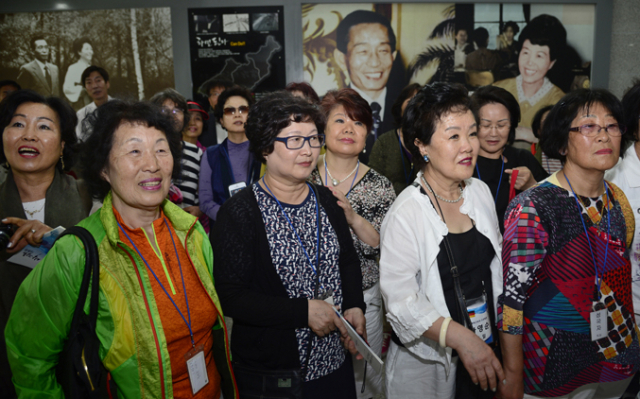 1960, 70년대 조국의 경제 발전을 위해 독일로 떠났던 파독 간호사들이 8일 구미 박정희 대통령 생가를 방문한 뒤 민족중흥관을 둘러보며 고국의 발전상에 대해 이야기를 나누고 있다. 이채근 기자 mincho@msnet.co.kr