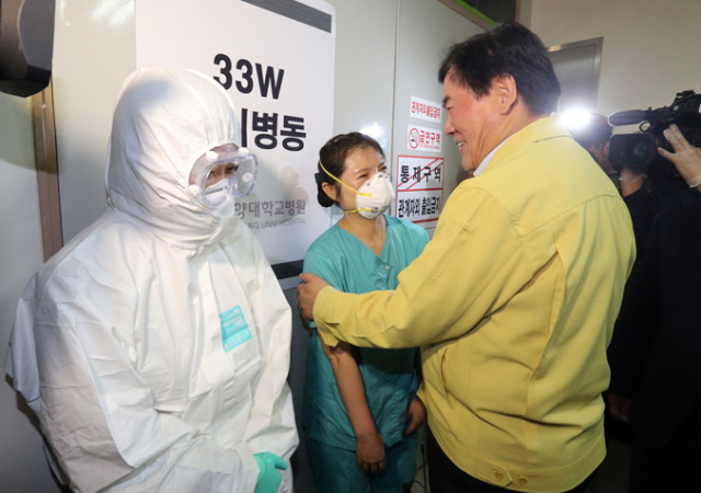 최경환 국무총리 직무대행이 9일 오전 대전 건양대학교병원을 방문, 격리병실 입구에서 메르스 격리 환자들을 치료 중인 의료진을 포옹하며 격려하고 있다. 연합뉴스