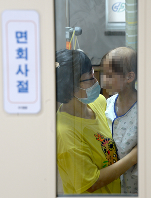 24시간 내내 병원에서 씻고 자며 현아를 지키는 어머니는 눈덩이처럼 불어나는 치료비 걱정에 가슴이 미어진다. 김영진 기자 kyjmaeil@msnet.co.kr