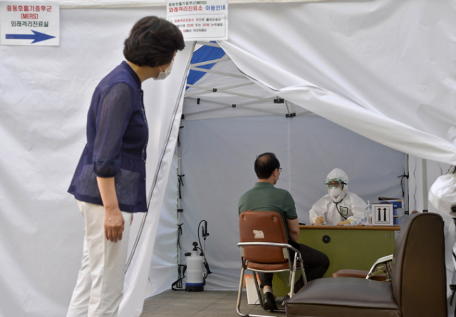 9일 대구 북구보건소 입구에 설치된 외래격리진료실에서 보건소 의료진이 발열 증세로 찾아온 주민을 진료하고 있다. 우태욱 기자 woo@msnet.co.kr