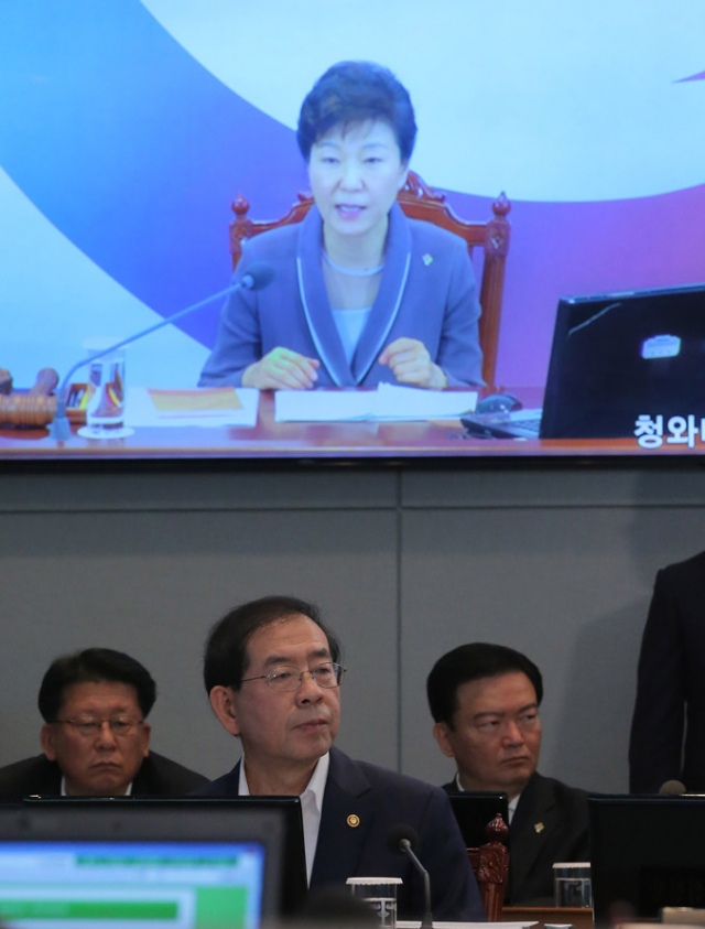 박원순 서울시장이 9일 오전 청와대 위민관 영상국무회의실에서 열린 청와대-세종청사 간 국무회의에 참석, 박근혜 대통령의 모두발언을 경청하고 있다. 연합뉴스