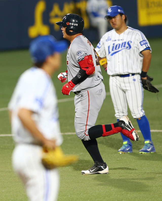 9일 대구시민운동장 야구장에서 열린 2015프로야구 한화 이글스-삼성 라이온즈의 경기. 6회초 1사 때 한화 김태균이 좌측 담장을 넘기는 1점 홈런을 치고 3루 베이스를 돌고 있다. 삼성 3루수는 박석민.연합뉴스