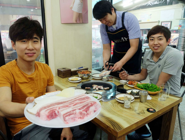 권기웅(29) 씨가 친구와 함께 